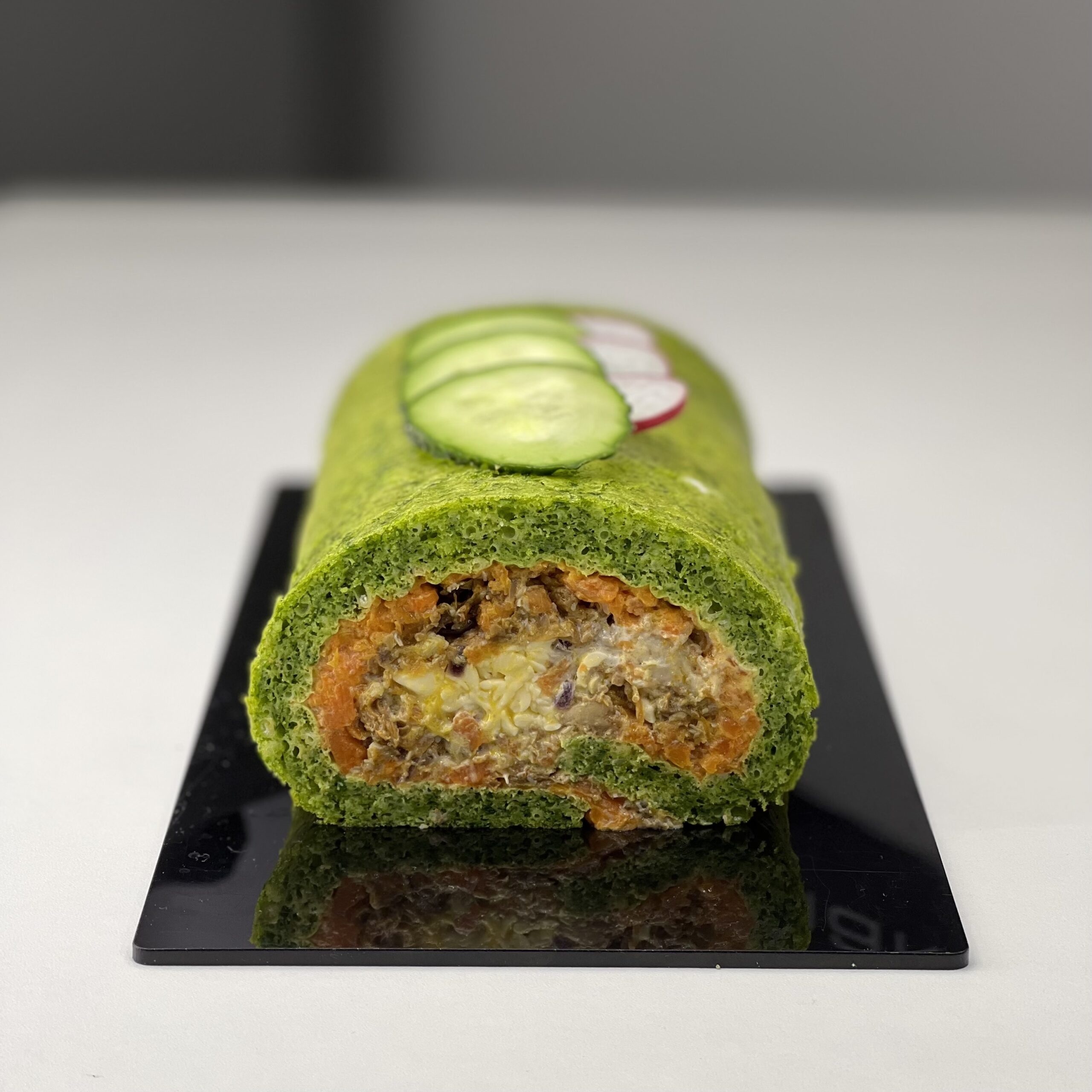 Закусочный Шпинатный рулет со сливками, пряная морковь и нежный куриный риет