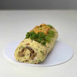 Закусочный Рулет с зеленью и томатами, грибной жульен со сметанкой и морепродуктами