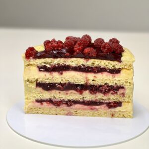 Торт Молочная Девочка с Малиной